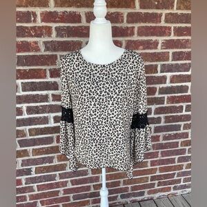 Ladies Wired Heart Leopard Print Angel Sleeve Blouse Size Medium